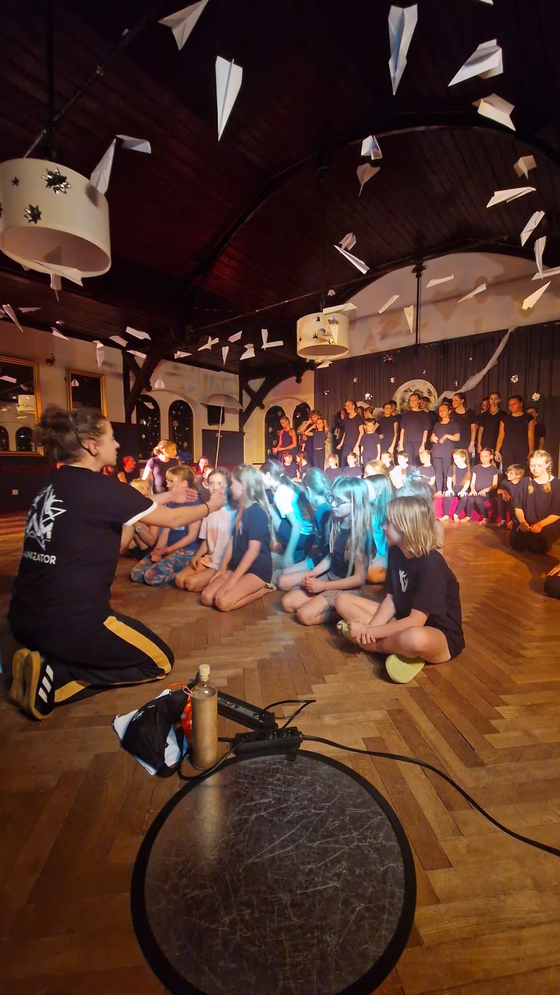 Młodzież na treningu aerial hoop