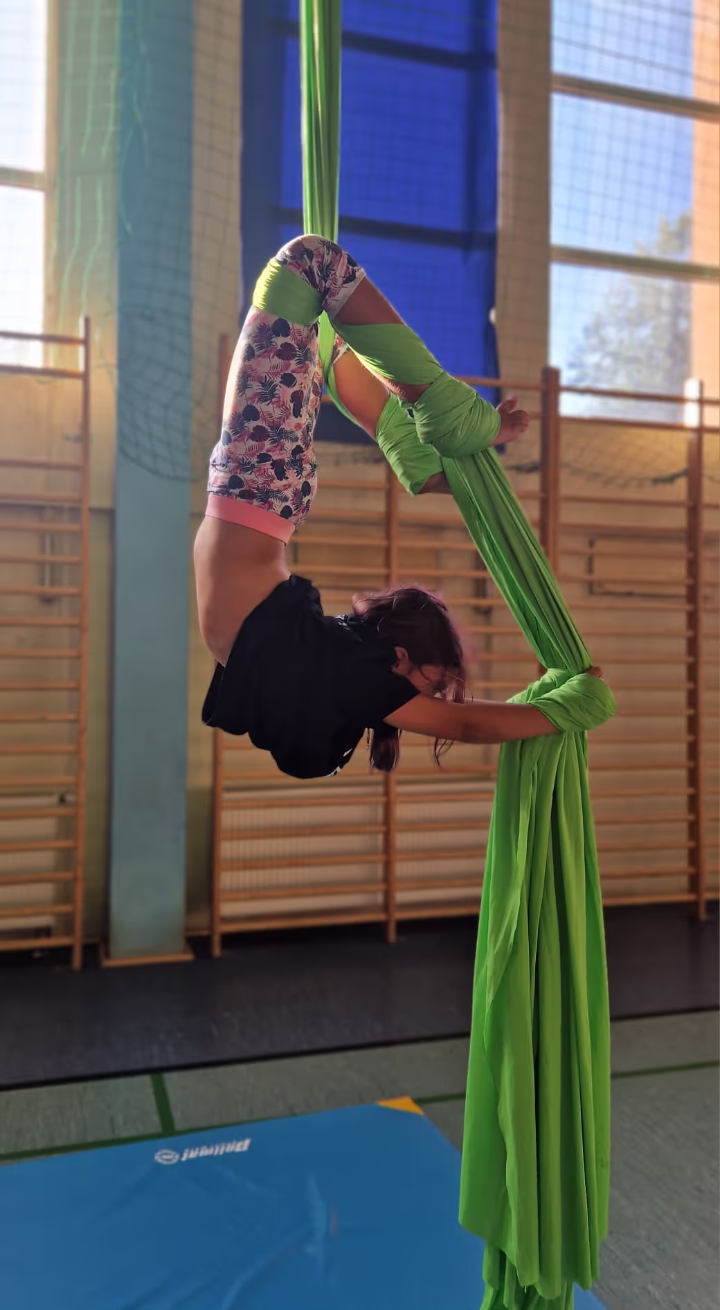 Dzieciak w parku linowym