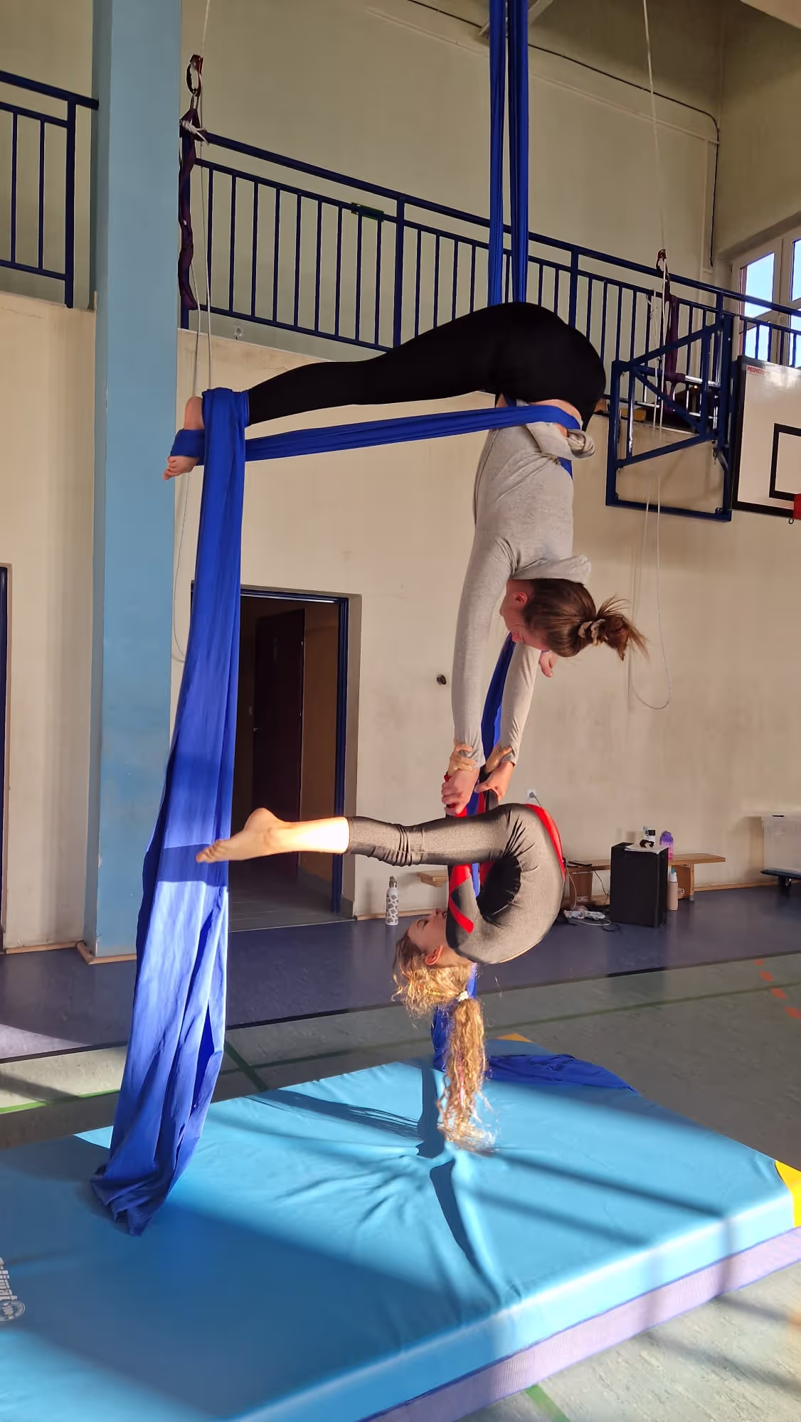 Dziecko na treningu szarfy aerial